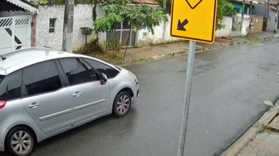 Imagem de câmera de monitoramento mostra o veículo suspeito passando pela rua no bairro Jardim Xangrilá, em Registro; caso é investigado como importunação sexual - Imagem: Arquivo Pessoal