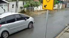 Imagem de câmera de monitoramento mostra o veículo suspeito passando pela rua no bairro Jardim Xangrilá, em Registro; caso é investigado como importunação sexual - Imagem: Arquivo Pessoal