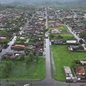 Vista aérea mostra ruas completamente tomadas pela água em Peruíbe; município mantém operação de emergência para atender famílias afetadas pelas chuvas - Imagem: Abner Reis/TV Tribuna
