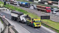 Carreta que bateu no outro caminhão teve que ser guinchada pela Ecovias. - Imagem: Divulgação/ CCI Artesp/ Costa Norte