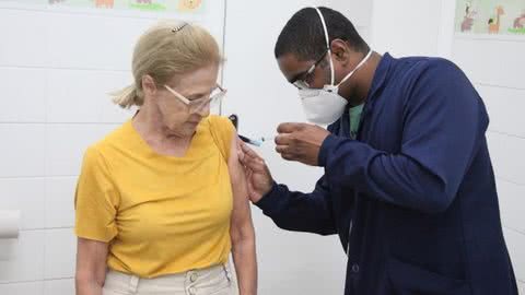 Em Santos, primeiro dia de campanha contra a gripe vacina mais de 800 pessoas - Imagem: reprodução Prefeitura de Santos