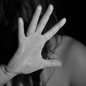 Benefício estadual oferece R$ 500 mensais para auxiliar mulheres com medida protetiva a garantir moradia temporária e afastamento do agressor - Imagem: Nino Caré/Pexels