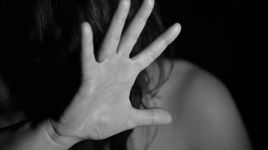 Benefício estadual oferece R$ 500 mensais para auxiliar mulheres com medida protetiva a garantir moradia temporária e afastamento do agressor - Imagem: Nino Caré/Pexels