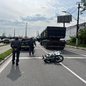 Avenida Martins Fontes, em Santos, registrou bloqueios e lentidão após acidente envolvendo motociclista de aplicativo e caminhão na manhã desta terça-feira (29) - Imagem: Diego Bertozzi / g1