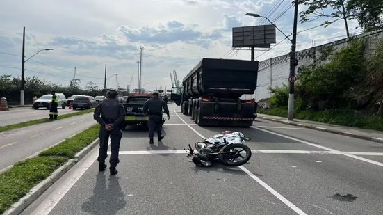 Avenida Martins Fontes, em Santos, registrou bloqueios e lentidão após acidente envolvendo motociclista de aplicativo e caminhão na manhã desta terça-feira (29) - Imagem: Diego Bertozzi / g1