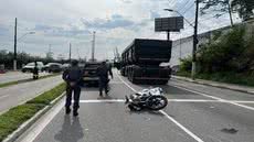 Avenida Martins Fontes, em Santos, registrou bloqueios e lentidão após acidente envolvendo motociclista de aplicativo e caminhão na manhã desta terça-feira (29) - Imagem: Diego Bertozzi / g1