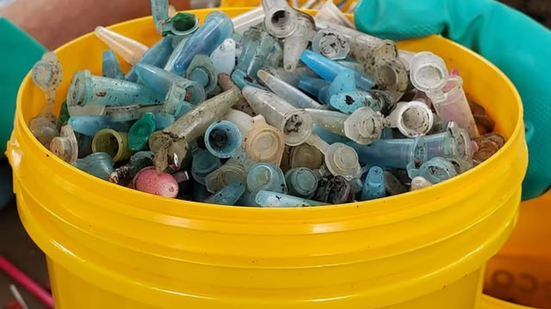 Pinos plásticos de cocaína recolhidos em praias evidenciam a contaminação por resíduos do narcotráfico - Imagem:  Instituto Ecofaxina