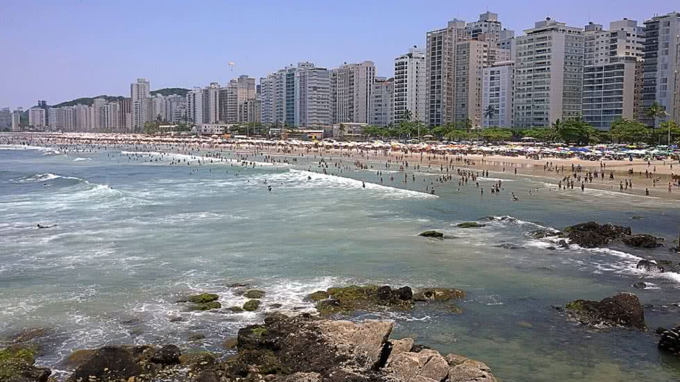 Bombeiros reforçam a importância de cuidados para evitar afogamentos em praias movimentadas, como respeitar sinalizações - Foto: Osvaldo Natal Forcelli