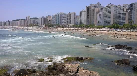 Bombeiros reforçam a importância de cuidados para evitar afogamentos em praias movimentadas, como respeitar sinalizações - Foto: Osvaldo Natal Forcelli