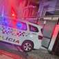 Polícia Militar isolou trecho da Rua Oswaldo Cruz, no bairro Boqueirão, em Santos, após um feto ser encontrado próximo a uma lixeira na madrugada de domingo (23). Caso é investigado como morte suspeita - Imagem: PM