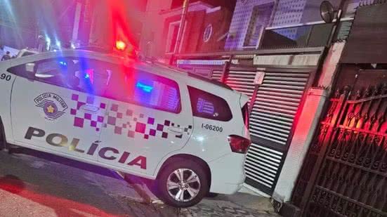 Polícia Militar isolou trecho da Rua Oswaldo Cruz, no bairro Boqueirão, em Santos, após um feto ser encontrado próximo a uma lixeira na madrugada de domingo (23). Caso é investigado como morte suspeita - Imagem: PM