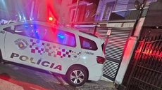 Polícia Militar isolou trecho da Rua Oswaldo Cruz, no bairro Boqueirão, em Santos, após um feto ser encontrado próximo a uma lixeira na madrugada de domingo (23). Caso é investigado como morte suspeita - Imagem: PM