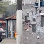 Policiais militares foram filmados destruindo mesas e bancos da Praça José Lamacchia, no bairro Bom Retiro, em Santos, durante uma operação contra o tráfico de drogas na segunda-feira (24) - Imagem: Reprodução