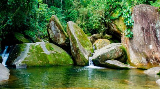 Poço das Antas, em Mongaguá, é um dos principais atrativos naturais da cidade e recebe visitantes durante todo o ano, especialmente na temporada de verão - Imagem: Dyego Gonçalves/Prefeitura de Mongaguá