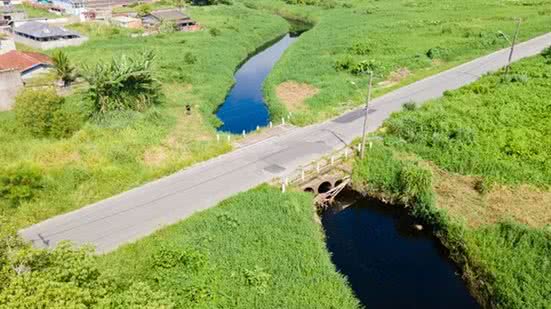 Autoridades formalizam investimento para construção de nova ponte sobre o Rio do Poço, em Itanhaém - Imagem: Divulgação/Prefeitura de Itanhaém