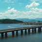 A Ecovias informou que apenas o motociclista se feriu levemente e recebeu atendimento médico no local do acidente - Foto: Reprodução/ LH Drone