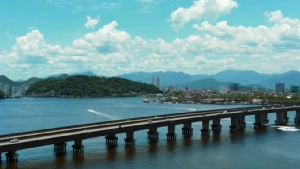 A Ecovias informou que apenas o motociclista se feriu levemente e recebeu atendimento médico no local do acidente - Foto: Reprodução/ LH Drone