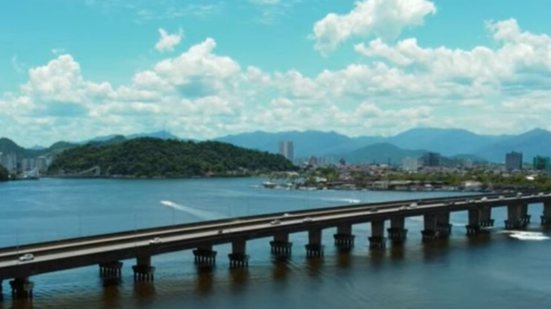 A Ecovias informou que apenas o motociclista se feriu levemente e recebeu atendimento médico no local do acidente - Foto: Reprodução/ LH Drone
