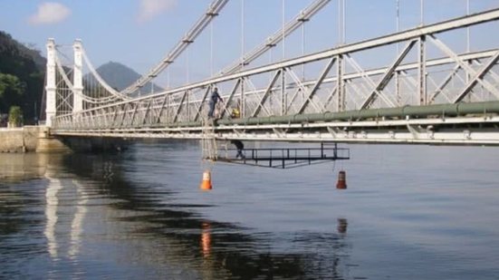 Após interdições anteriores, a Ponte Pênsil passa por novas obras para garantir segurança e fluidez no tráfego local - Imagem: Reprodução/ Divulgação/ IPT