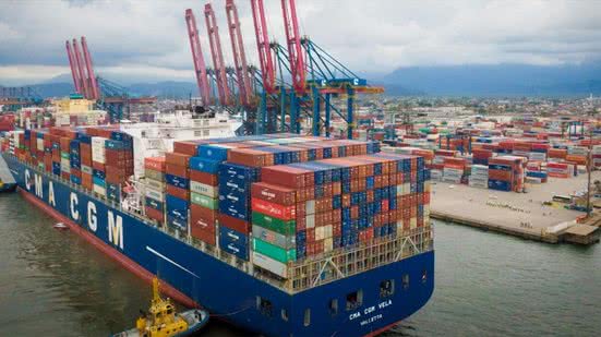 Com a dragagem, o Porto de Santos poderá receber os maiores navios do mundo, garantindo segurança e eficiência nas operações portuárias. - Imagem: Reprodução | Redes Sociais