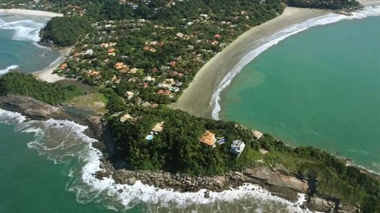 Vista aérea do litoral paulista, onde o aumento no número de afogamentos em 2026 acende alerta para banhistas e autoridades - Imagem: Prefeitura de Guarujá