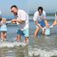 Lucas Rangel e Lucas Bley levaram a filha Mia, de 10 meses, para conhecer o mar pela primeira vez durante visita a Santos, cidade natal de Bley - Imagem: Reprodução/Redes sociais