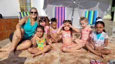 Creche do Parque São Vicente recebe "praia" para alegria das crianças - Imagem: reprodução Prefeitura de São Vicente