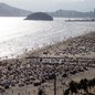Placas de sinalização indicam os trechos próprios e impróprios para banho nas praias da Baixada Santista durante o verão - Imagem: Reprodução / Metrópoles