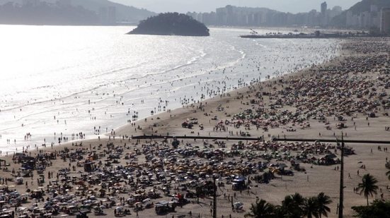 Placas de sinalização indicam os trechos próprios e impróprios para banho nas praias da Baixada Santista durante o verão - Imagem: Reprodução / Metrópoles