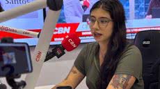 Eduarda Campopiano destaca a importância da lei para a proteção de menores em ambientes públicos, como escolas e hospitais - Foto: Rádio CBN Santos