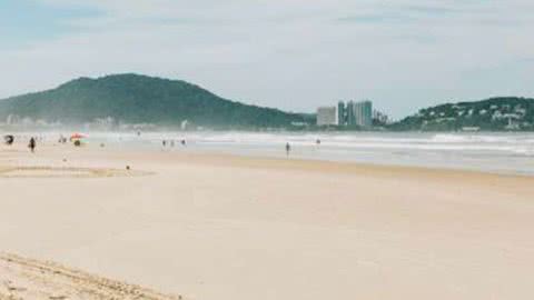 Praias de Santos estão impróprias para banho - Imagem: reprodução Twitter
