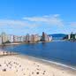 Presença de visitantes promete impulsionar significativamente a economia local, com praias lotadas e um aquecimento no comércio regional - Imagem: Divulgação/PMSV