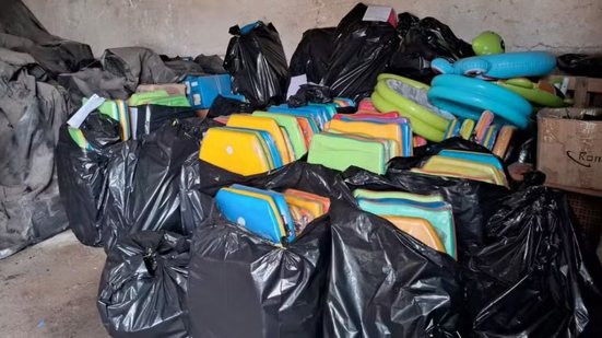 Operações realizadas em praias movimentadas resultaram na apreensão de pranchas e boias perigosas para banhistas - Foto: Divulgação/ Prefeitura de Guarujá