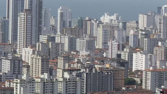 Pesquisa do Crecisp mostra forte valorização das diárias de imóveis para temporada em cidades da Baixada Santista durante as férias de julho de 2026 - Imagem: Alberto Marques/Arquivo A Tribuna Jornal