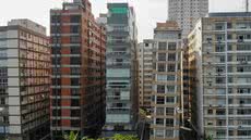 Orla de Santos concentra dezenas de prédios inclinados; projeto busca financiamento inédito para correção estrutural. - Imagem: Karime Xavier / Folhaexpress