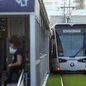 Com a chegada dos novos coletivos, a cidade melhora a qualidade do transporte e reduz a emissão de poluentes - Imagem: Reprodução