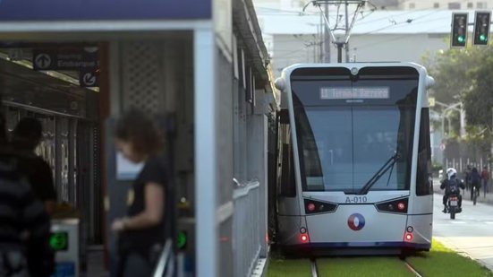 Com a chegada dos novos coletivos, a cidade melhora a qualidade do transporte e reduz a emissão de poluentes - Imagem: Reprodução