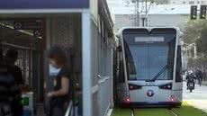 Com a chegada dos novos coletivos, a cidade melhora a qualidade do transporte e reduz a emissão de poluentes - Imagem: Reprodução