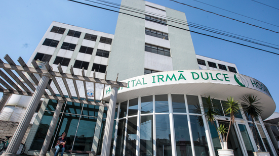 Viatura da PM ficou danificada após colisão com ônibus na Av Dr Roberto de Almeida Vinhas, em Praia Grande - Imagem: Fred Casagrande