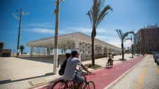 Maior ciclovia à beira-mar do Brasil, com 22,5 quilômetros, tem normas específicas para bicicletas, elétricos e ciclomotores - Imagem: Reprodução / Diário do Litoral