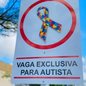 A nova vaga de estacionamento em Mongaguá visa facilitar o acesso de pessoas com Transtorno do Espectro Autista e seus acompanhantes a serviços públicos - Foto: Divulgação