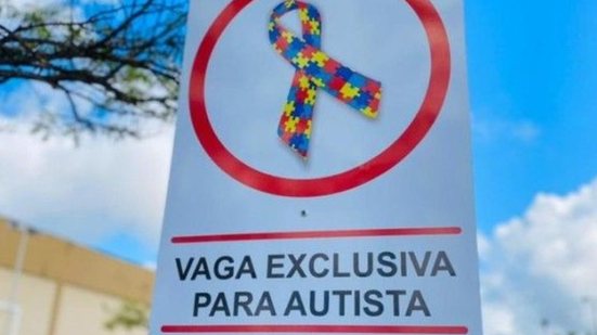 A nova vaga de estacionamento em Mongaguá visa facilitar o acesso de pessoas com Transtorno do Espectro Autista e seus acompanhantes a serviços públicos - Foto: Divulgação
