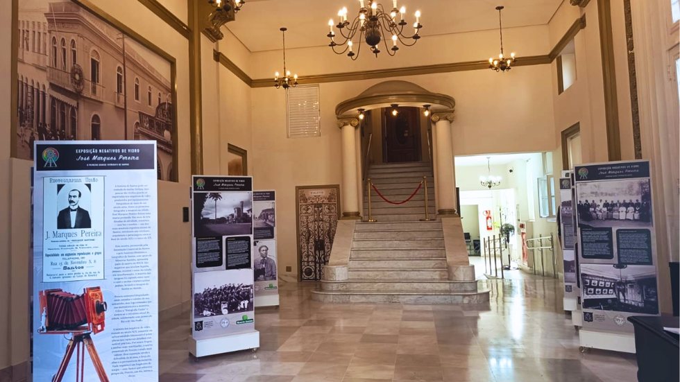 Com entrada gratuita, a exposição está aberta de segunda a sexta-feira, das 8h às 18h, na Associação Comercial de Santos - Imagem: Divulgação