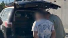 Policiais civis de Santos cumpriram mandados de busca em Franca durante operação contra suspeitos de golpes e extorsão contra empresários da Baixada Santista - Imagem: Reprodução/TV Tribuna