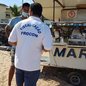 Agentes orientam comerciantes e consumidores durante fiscalização do Procon na faixa de areia do Guarujá durante a Operação Verão. - Imagem: Reprodução/Prefeitura de Guarujá
