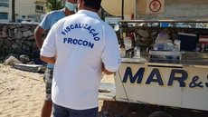 Agentes orientam comerciantes e consumidores durante fiscalização do Procon na faixa de areia do Guarujá durante a Operação Verão. - Imagem: Reprodução/Prefeitura de Guarujá
