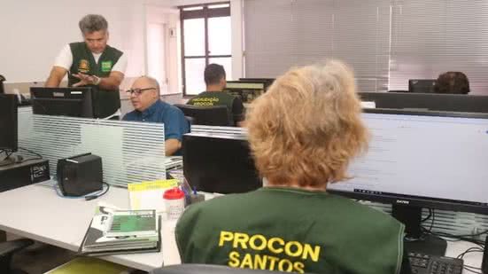 Levantamento do Procon em Santos mostra aumento de reclamações contra empresas de telefonia, bancos e serviços essenciais ao longo de 2025 - Imagem: Prefeitura de Santos/Procon Santos