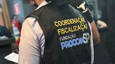 Agentes do Procon-SP durante fiscalização em terminal rodoviário da Baixada Santista durante a Operação Transporte - Imagem: Prefeitura de Santos