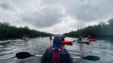 Jovens de diferentes regiões do Brasil participam de atividades de formação ambiental na Baixada Santista durante o Coletivo Jovem Mantas 2026, projeto voltado à conservação dos oceanos. - Imagem: Divulgação / Projeto Mantas do Brasil