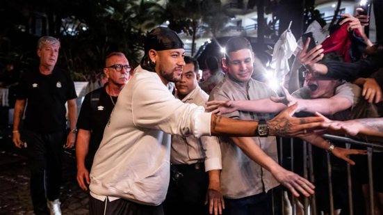 Neymar, recuperado de lesão, começará no banco, mas pode entrar em campo dependendo do andamento da partida - Imagem: Instagram/ @SantosFc/ Raul Baretta